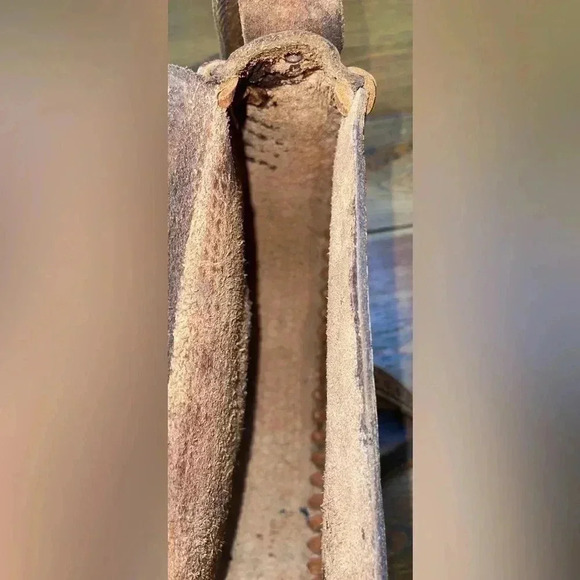 Vintage | Round Crossbody Bag | Handcrafted, Hand Tooled Leather - Picture 8 of 9